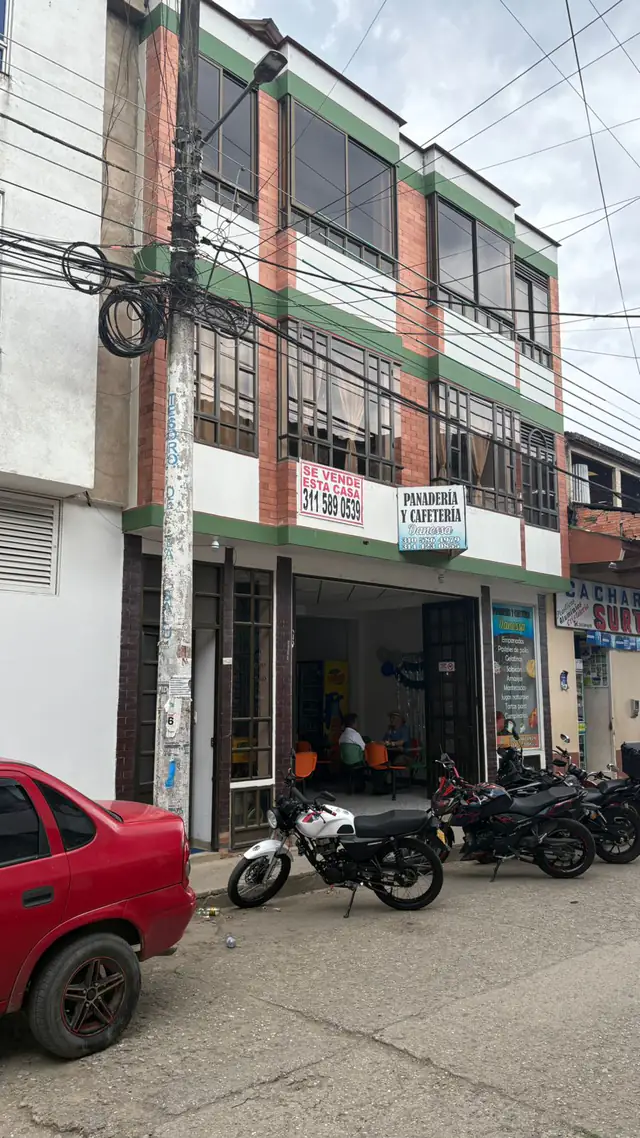 Excelente oportunidad de inversión en Garagoa, Boyacá Casa de tres niveles con terraza tiene local comercial. 