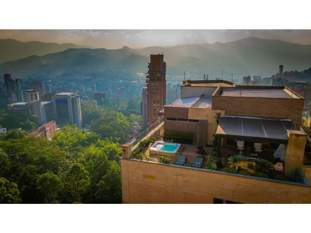 Luminoso Oficina en arriendo en La Cabrera